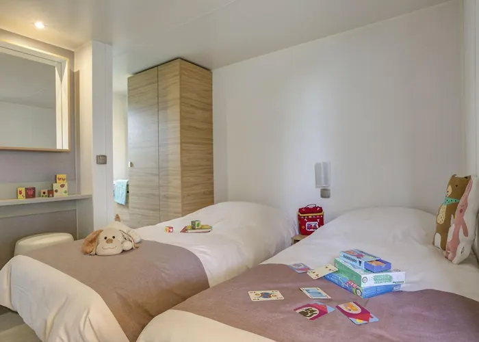 Nautilus 4p 2bdrms Airconpremium